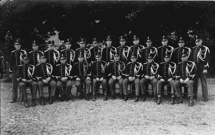 Opleidingsklas 1927 Depot Apeldoorn; Zittend vlnr: v.d. Wedden, Leeuwenkamp, Op het Veld, Opperw. Posthumus, Adj. Heindijk, Opperw. Schenk, Coumans, Hendrik Jansen, Delleman, Postma; staand vlnr: Vermaak, Dijkhuis, V.d. Ham, Ezendam, Reinemans, Arntz, V.d. Laan, Domschaar, Fien, Wieringa, Kramer, De Groot, Oldenkotte.