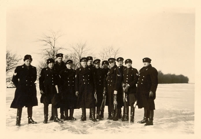 Rijkspolitie te schaats, Bellingwolde, febr. 1954 (?); rechts: Hendrik Jansen